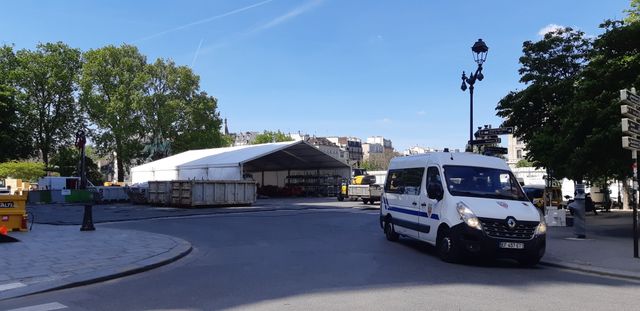 Sur le parvis de Notre-Dame de Paris, un mois après l'incendie