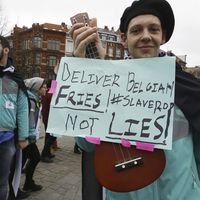 « Libérez les frites belges et non les mensonges ! », tel est le message d'un employé de Deliveroo lors d'une manifestation pour demander un meilleur statut le 27 janvier 2018 à Bruxelles.