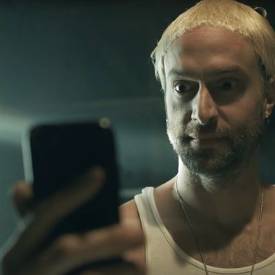 Le comédien Chris d'Elia déguisé en Eminem pour le clip "Homicide"