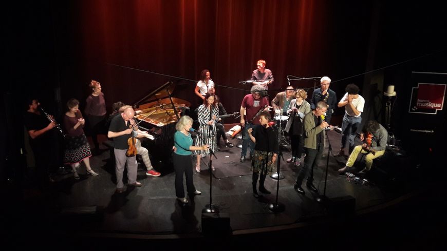 Des musiciens improvisateurs venus sur scène pour la dernière émission "A l'improviste"