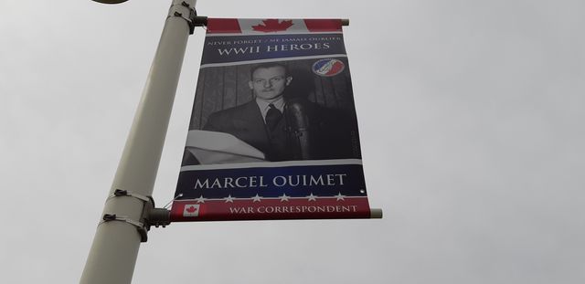 Le visage de Marcel Ouimet affiché dans une rue de Bernières-sur-Mer