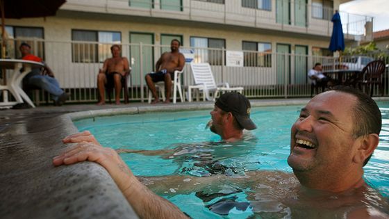 Travailleurs américains profitant de la piscine ©Getty - Mark Boster