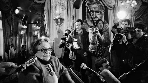 Marguerite Duras reçoit le Prix Hemingway à Paris le 7 avril 1986. - Yves GELLIE
