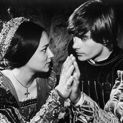 Leonard Whiting et Olivia Hussey dans le film Roméo et Juliette (Shakespeare) de Franco Zeffirelli, 1967.