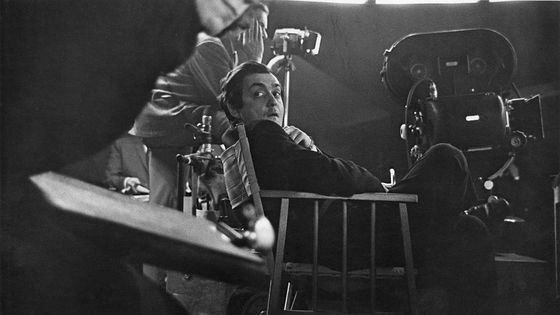 Stanley Kubrick sur le tournage de Docteur Folamour, dans les Studios Shepperton, en Angleterre, en 1963 ©Getty - Columbia Pictures