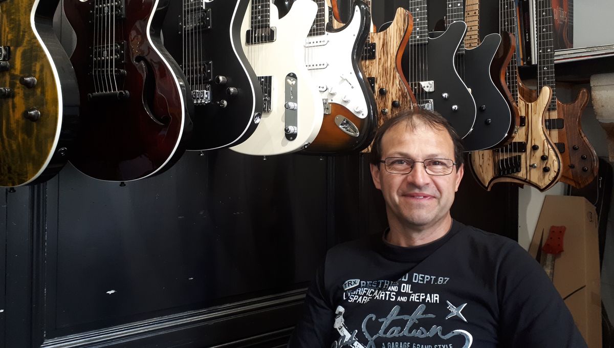 Yves Mion Fabrique Des Guitares A Coulanges La Vineuse Un Metier Artisanal Precis Et Minutieux
