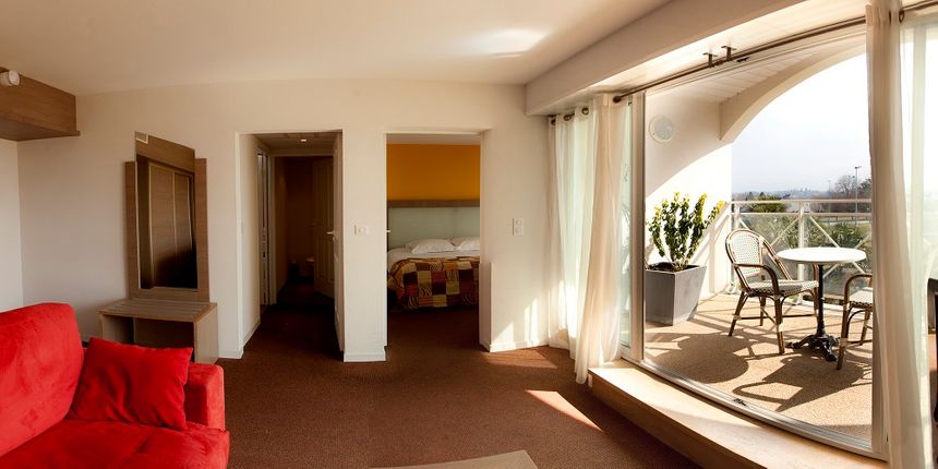 La suite parentale de l'hôtel 4 étoiles Alysson à Oloron avec vue sur les Pyrénées