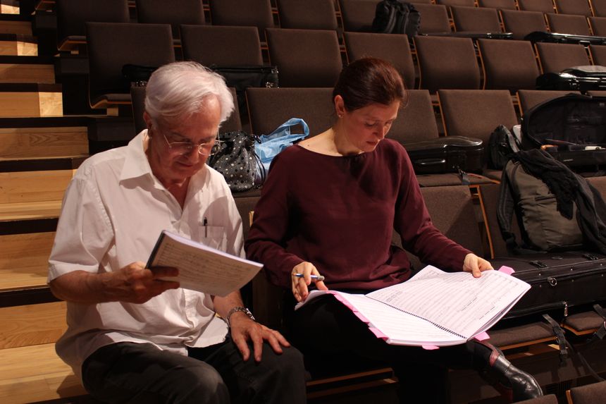 François-Henri Labey et Debora Waldman penchés sur la partition de la symphonie...