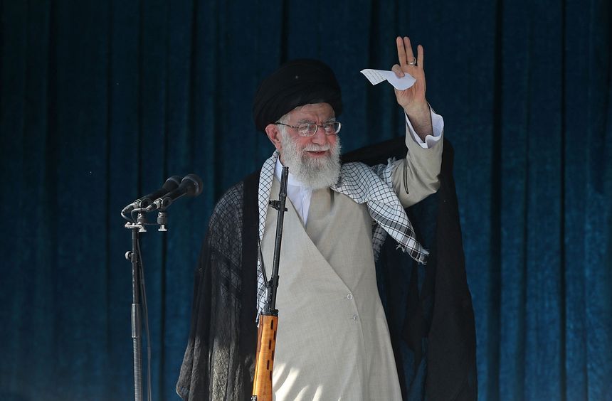 Le guide suprême Ali Khamenei appelle les Iraniens à faire preuve de "patience héroïque" face aux sanctions américaines.