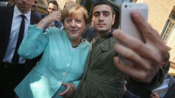La chancelière allemande Angela Merkel pose pour un selfie avec Anas Modamani, septembre 2015 ©Getty - Sean Gallup / Employé