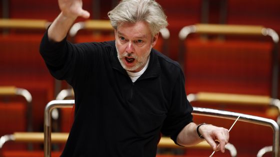 Jukka-Pekka Saraste dirigeant l'orchestre symphonique de la WDR de Cologne en 2015 - Ullstein Bild