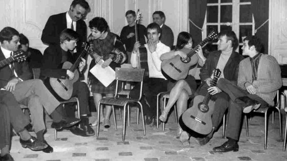 Ida Presti et Alexandre Lagoya au milieu de leurs élèves pendant un cours de guitare classique, à Paris, France, le 17 février 1967 ©Getty - KEYSTONE-FRANCE/Gamma-Rapho