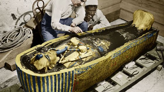 1923, l'égyptologue Howard Carter face au sarcophage de Toutankhamon ©Getty - Apic