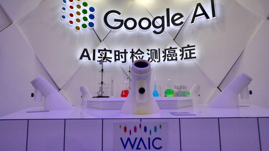 Un microscope conçu pour détecter les cancers grâce à l'intelligence artificielle est exposé sur le stand de Google à la World Artificial Intelligence Conference à Shanghai le 18 septembre 2018.
