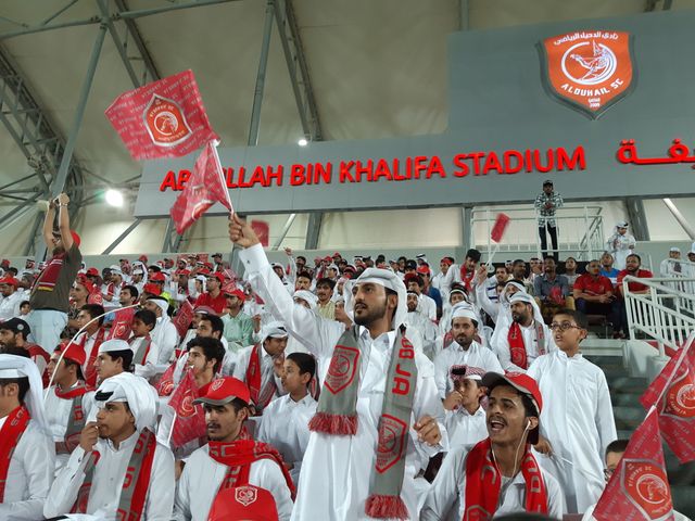 Face à l'équipe de foot saoudienne, des supporters qataris. Les fans de l'autre équipe, ralentis par le blocus dont fait l'objet le Qatar, n'ont pas fait le voyage.