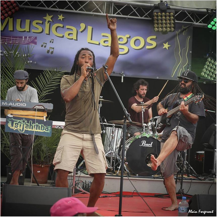 Le groupe tsijamba sur la scène du festival