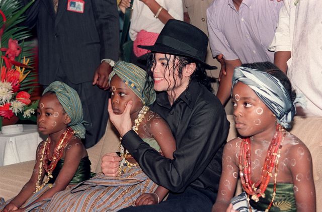 Michael Jackson entouré d’orphelins et d’enfants abandonnés à l’hôtel Intercontinental d’Abidjan, le 16 février 1992.