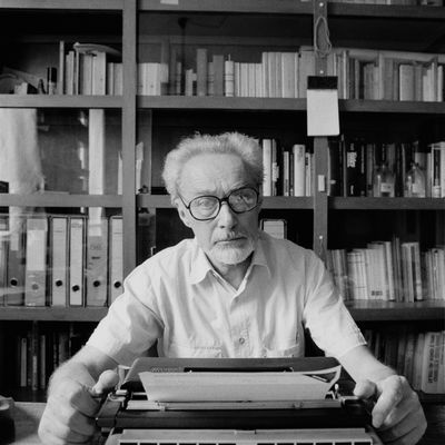 L'écrivain italien Primo Levi chez lui à Rome en janvier 1986, Italie.