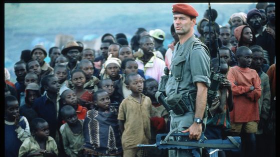 Soldat français devant un groupe de Tutsis dans un camp de réfugiés à la frontière zaïroise en juin 1994 ©Getty - Scott Peterson