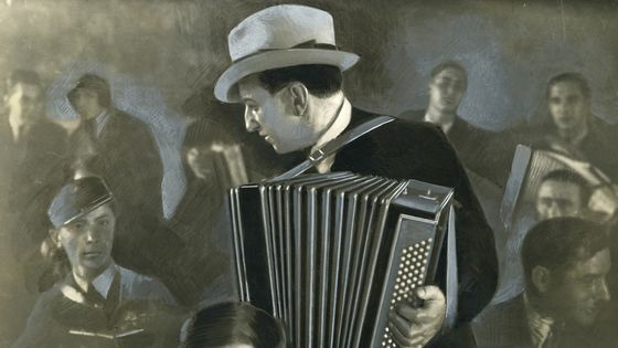 L'écrivain Francis Carco, joue de l'accordéon, en 1936. ©AFP - afp