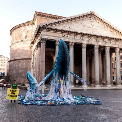 Des activistes de Greenpeace devant le Panthéon de Rome le 5 juillet 2018