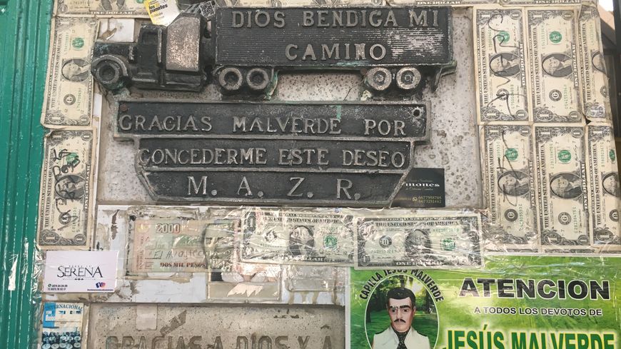 A Culiacán, remerciements à Jesús Malverde, héros populaire du Mexique, ancien cheminot devenu bandit, volant aux riches et donnant aux pauvres. Une sorte de Robin des Bois