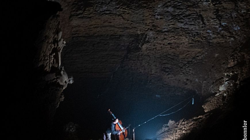 David Chiesa jouant dans la grotte de Blanot