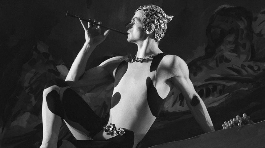 En 1979, à New York, Noureev reprend le rôle du Faune créé en 1912 à Paris par Vaslav Nijinski, danseur russe installé à Paris et membre de la compagnie des Ballets Russes.