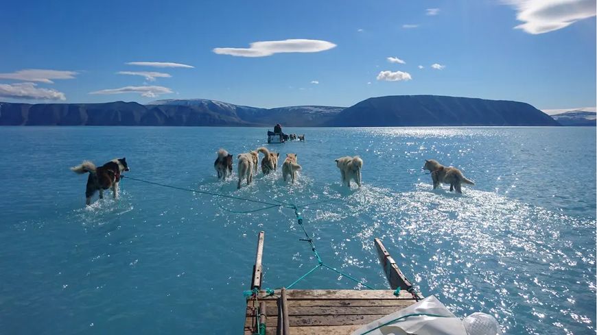 Une équipe de l'Institut météorologique danois traverse le fjord d’Inglefield (Bredning), au nord-ouest du Groenland, le 13 juin.
