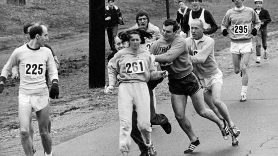 19 avril 1967 : Kathrine Switzer est empêchée de courir le marathon de Boston par John Duncan, un coureur américano-écossais. Ses amis lui permettront de finir la course et d'entrer dans l'Histoire. ©Getty - Paul Connell/The Boston Globe