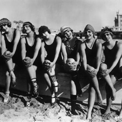 1915, le réalisateur américain Mack Sennett invente le genre cinématographique de la "California slapstick", comédies dans lesquelles il met en scène ses "Bathing Beauties" sur les plages californiennes