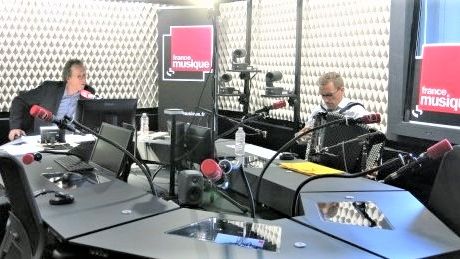 France Musique, studio 452... Le producteur Benoît Duteurtre & En live ! l'accordéoniste Félicien Brut (g. à d.) ©Radio France - Annick Haumier/ RF
