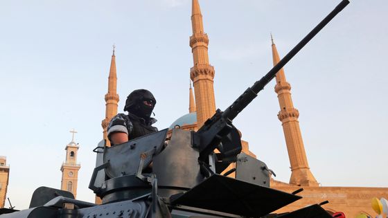 Les forces de sécurité libanaises surveillent les fidèles musulmans faire la prière de l'Aïd al-Fitr devant la mosquée Mohammad al-Amin, dans le centre-ville de Beyrouth, le 4 juin 2019. ©AFP - ANWAR AMRO / AA