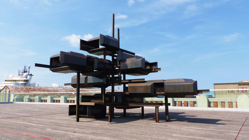 NICOLAS MOULIN, Nocebo, 2011 Tôle noire, IP acier Corten Vue de l’installation dans le cadre de GIGANTISME – ART & INDUSTRIE, Dunkerque, France - Collection S. Uhoda, Belgique ©