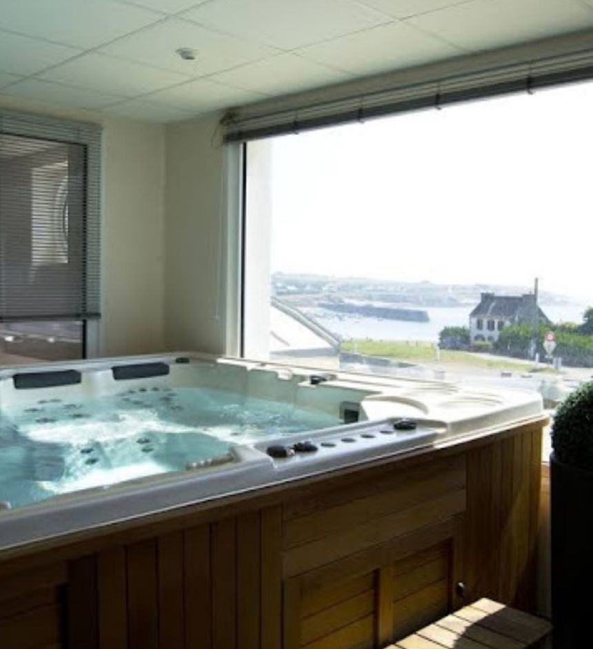 le jacuzzi vue sur la mer
