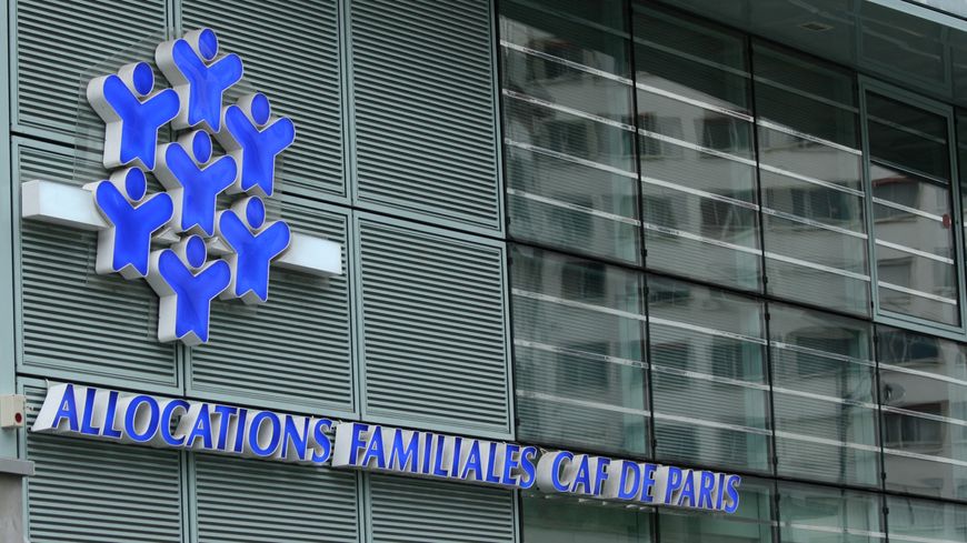 La façade de la CAF (Caisse d'Allocations Familiales) à Paris dans le 15ème. Juin 2008.