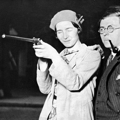 Le couple Simone de Beauvoir et Jean-Paul Sarte à Paris, 1929.