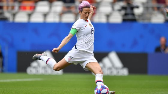 La footballeuse américaine Megan Rapinoe tire aussi bien sur Trump qu'elle tire les penalties ©AFP - Mirko Kappes / foto2press / dpa Picture-Alliance
