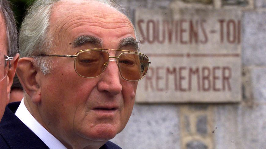 Marcel Darthout, rescapé de la tragédie d'Oradour-sur-Glane, assiste le 16 juillet 1999 à l'inauguration par le président de la République Jacques Chirac du Centre de la Mémoire d'Oradour-sur-Glane