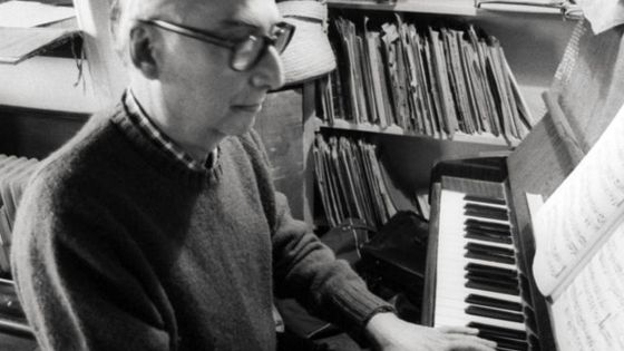 Roland Barthes jouant du piano, en juin 1975. ©Getty - Sophie Bassouls/Sygma