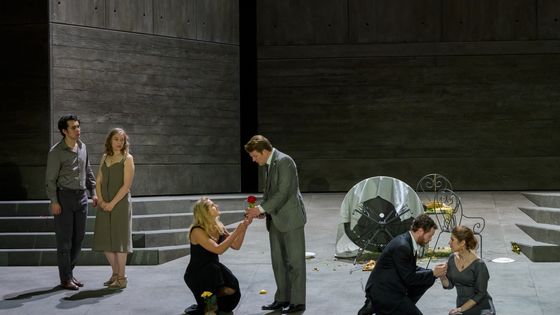 Don Giovanni, par Ivo Van Hove; Mikhail Timoshenko (Masetto), Elsa Dreisig (Zerlina), Jacquelyn Wagner (Donna Anna), Stanislas de Barbeyrac (Don Ottavio), Philippe Sly (Leporello), Nicole Car (Donna Elvira) - Charles Duprat / Opéra national de Paris