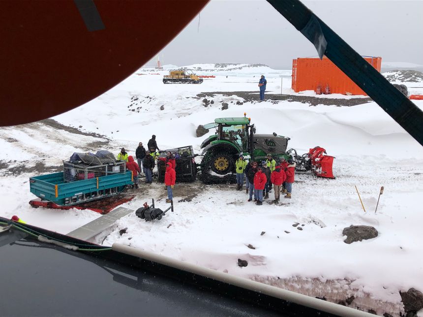 Les habitants de la base Dumont d'Urville sont là pour accueillir les nouveaux hivernants
