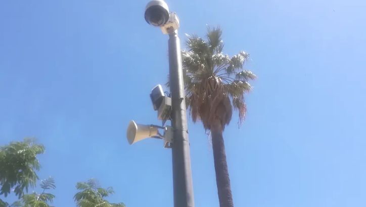 Le haut-parleur installé sous la caméra permettra de réprimander "en direct" les passants