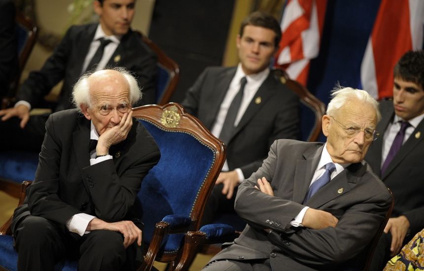 Zygmunt Bauman (gauche), aux côtés d'Alain Touraine (droite) lors de la remise du Prix Princesse des Asturies (Communication et Humanités) en 2010