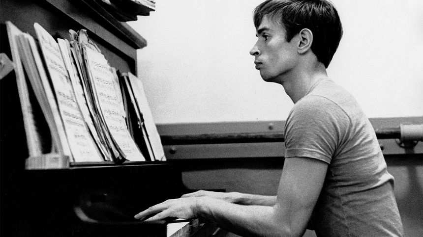 Rudolf Noureev au piano, en 1962.