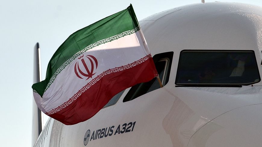 Un drapeau iranien qui flotte au hublot d'un Airbus, un symbole de l'ouverture économique entre l'Iran et l'Europe après l'accord sur le nucléaire signé en 2015