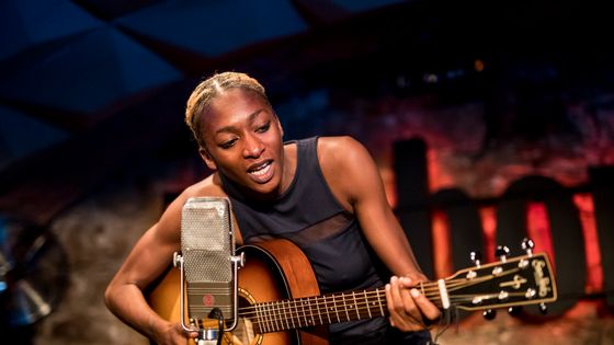 L'auteure, compositrice et chanteuse Ala.ni sur scène à Barcelone, en Espagne. ©Getty - Xavi Torrent / Redferns