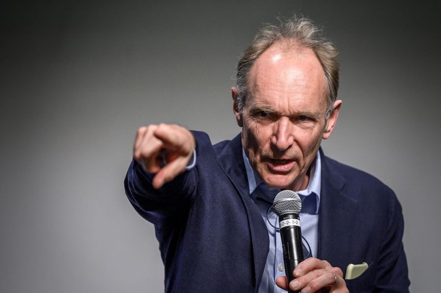 Tim Berners-Lee lors d'une conférence à Genève (2019)