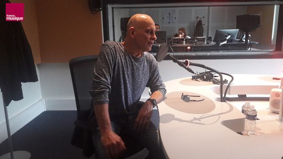 Marc Ducret au micro de Tapage nocturne ©Radio France - Soizic Noël