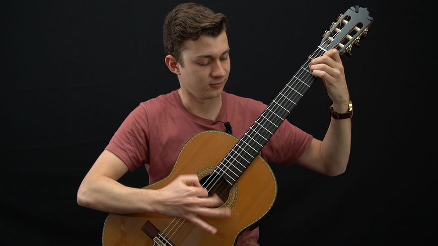 Le guitariste classique Thibaut Garcia jouant de son instrument